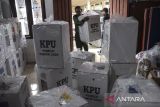 Petugas Linmas membawa logistik Pemilu di Desa Margaluyu, Kabupaten Tasikmalaya, Jawa Barat, Kamis (15/2/2024). KPU Kabupaten Tasikmalaya mengumpulkan logistik Pemilu 2024 dari 5.096 TPS untuk direkapitulasi oleh Panitia Pemilihan Kecamatan (PPK) se-Kabupaten Tasikmalaya. ANTARA FOTO/Adeng Bustomi/agr