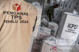 Petugas Linmas membawa logistik Pemilu di Desa Margaluyu, Tasikmalaya, Jawa Barat, Kamis (15/2/2024). KPU Kabupaten Tasikmalaya mengumpulkan logistik Pemilu 2024 dari 5.096 TPS untuk direkapitulasi oleh Panitia Pemilihan Kecamatan (PPK) se-Kabupaten Tasikmalaya. ANTARA FOTO/Adeng Bustomi/agr