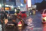 Banjir genangi jalanan dan akibatkan macet parah di Palembang