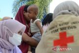 Sejumlah  imigran etnis Rohingya antre menjalani pemeriksaaan kesehatan di penampungan sementara,  Gedung Meuseuraya, Banda Aceh, Aceh, Kamis (15/2/2024). Menurut petugas medis ,    sebanyak 127 imigran etnis Rohingya terdiri dari perempuan dan laki laki dewasa serta anak anak  yang masih menempati penampungan sementara itu, sebagian besar di antaranya mengalami penyakit kulit, batuk dan demam panas. ANTARAFOTO/Ampelsa.