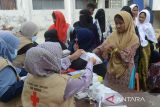 Tim medis Rumah Sakit Prince Nayef Universitas Syiah Kuala (USK)  memberikan obat kepada seorang  imigran etnis Rohingya saat pemeriksaan kesehatan di penampungan sementara,  Gedung Meuseuraya, Banda Aceh, Aceh, Kamis (15/2/2024). Menurut petugas medis ,    sebanyak 127 imigran etnis Rohingya terdiri dari perempuan dan laki laki dewasa serta anak anak  yang masih menempati penampungan sementara itu, sebagian besar di antaranya mengalami penyakit kulit, batuk dan demam panas. ANTARAFOTO/Ampelsa.