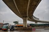 Kereta api lokal melintas di bawah Jembatan Layang Ciroyom, Bandung, Jawa Barat, Jumat (16/2/2024). Jembatan Layang Ciroyom yang ditujukan untuk mendukung operasional Kereta Cepat Jakarta Bandung tersebut telah menjalani uji beban pada awal Februari 2024 dan telah masuk ke tahap penyelesaian akhir. ANTARA FOTO/Raisan Al Farisi/agr
