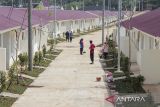 Warga melintas di rumah relokasi penyintas gempa di Babakankaret, Cianjur, Jawa Barat, Jumat (16/2/2024). Kementerian PUPR menyelesaikan pembangunan 190 unit hunian tetap di atas lahan seluas 2,7 hektare yang merupakan rumah relokasi tahap III bagi penyintas gempa Cianjur. ANTARA FOTO/Henry Purba/agr
