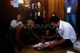 Warga lansia didampingi petugas KPPS saat melakukan pencoblosan Pemilu 2024 di Rumah Betang Iban Manua Sungai Utik, Desa Batu Lintang, Kecamatan Embaloh Hulu, Kalimantan Barat, Rabu (14/2/2024). Layanan jemput bola yang dilakukan petugas KPPS Sungai Utik tersebut untuk mempermudah para pemilih lansia yang bermukim di Rumah Betang dalam menggunakan hak suaranya pada Pemilu 2024. ANTARA FOTO/Jessica Wuysang/YU 