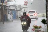 Hujan ringan hingga petir diprakirakan berpotensi landa sebagian wilayah Indonesia pada Sabtu