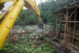 Eskavator membersihkan sampah yang menghambat sungai buntung, Waru, Sidoarjo, Jawa Timur, Kamis (15/2/2024). Pembersihan sejumlah sungai di Sidoarjo tersebut sebagai operasi tanggap darurat terhadap banjir yang terjadi di wilayah itu. Antara Jatim/Umarul Faruq.