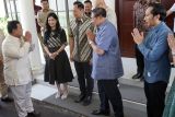 Capres nomor urut 2 Prabowo Subianto (kiri) disambut mantan Presiden Susilo Bambang Yudhoyono (kedua kanan) didampingi Ketua Umum Partai Demokrat (Agus Harimurti Yudhoyono (tengah) dan Wakil Ketua DPP Partai Demokrat Edhie Baskoro Yudhoyono (kanan) saat berkunjung ke Museum dan Galeri SBY-ANI di Pacitan, Jawa Timur, Sabtu (17/2/2024). Selain menyampaikan rasa terima kasih dan rasa hormat atas totalitas SBY dalam ikhtiar peenangannya di Pemilu 2024, kesempatan pertemuan itu dimanfaatkan Prabowo untuk berdiskusi tentang membangun koalisi pemerintahan yang kuat di bawah kepemimpinan Prabowo-Gibran. Antara Jatim/Destyan Sujarwoko.