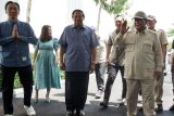 Capres nomor urut 2 Prabowo Subianto (kanan) disambut mantan Presiden Susilo Bambang Yudhoyono (ketiga kiri) yang menemuinya bersama Ketua Umum Partai Demokrat Agus Harimurti Yudhoyono (ketiga kanan) dan Wakil Ketua DPP Partai Demokrat, Edhie Baskoro Yudhoyono (kiri) saat berkunjung ke Museum dan Galeri SBY*ANI di Pacitan, Jawa Timur, Sabtu (17/2/2024). Ddalam kunjungannya itu, Prabowo menyampaikan rasa terima kasih dan rasa hormat atas dukungan dan totalitas SBY dalam ikhtiar pemenangannya di Pemilu 2024. Kesempatan itu juga dimanfaatkan Prabowo untuk berdiskusi tentang membangun koalisi pemerintahan yang kuat di bawah kepemimpinan Prabowo-Gibran. Antara Jatim/Destyan Sujarwoko.