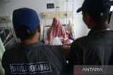 Anggota Panitia Pengawas Pemilihan (Panwaslih) Kota Banda Aceh berbincang dengan petugas Pegawas Tempat Pemungutan Suara (PTPS)  yang menjalani perawatan intensif di Rumah Sakit Umum Zainal Abidin, Banda Aceh, Aceh, Sabtu (17/2/2024). Panitia Pengawas Pemilihan (Panwaslih) Kota Banda Aceh mencatat sebanyak empat petugas panwaslih yang menjalani perawatan intensif di beberapa rumah sakit diduga karena kelelahan selama pelaksanaan pemilu 2024  di daerah itu, hingga saat ini kondisinya sudah mulai membaik. ANTARA FOTO/Ampelsa