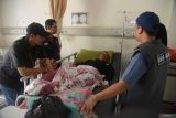 Anggota Panitia Pengawas Pemilihan (Panwaslih) Kota Banda Aceh berbincang dengan petugas Pegawas Pemilihan Kelurahan/Desa (PKD) yang  menjalani perawatan intensif di Rumah Sakit Umum Zainal Abidin, Banda Aceh, Aceh, Sabtu (17/2/2024). Panitia Pengawas Pemilihan (Panwaslih) Kota Banda Aceh mencatat sebanyak empat petugas panwaslih yang menjalani perawatan intensif di beberapa rumah sakit diduga karena kelelahan selama pelaksanaan pemilu 2024  di daerah itu, hingga saat ini kondisinya sudah mulai membaik. ANTARA FOTO/Ampelsa