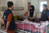 Ketua Panitia Pengawas Pemilihan (Panwaslih) Kota Banda Aceh, Ely Safrida (kedua kanan)  berbincang dengan petugas Pegawas Pemilihan Kelurahan/Desa (PKD)  yang menjalani perawatan intensif di Rumah Sakit Umum Zainal Abidin, Banda Aceh, Aceh, Sabtu (17/2/2024). Panitia Pengawas Pemilihan (Panwaslih) Kota Banda Aceh mencatat sebanyak empat petugas panwaslih yang menjalani perawatan intensif di beberapa rumah sakit diduga karena kelelahan selama pelaksanaan pemilu 2024  di daerah itu, hingga saat ini kondisinya sudah mulai membaik. ANTARA FOTO/Ampelsa