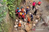 Dua korban tertimbun longsor di Muarasari Bogor meninggal