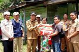 Pj Bupati Barut serahkan bantuan kebakaran di Jingah dan Desa Ipu
