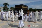 Sejumlah murid taman kanak kanak (TK) bersama orang tua murid dan guru tawaf  mengelilingi Ka'bah saat mengikuti praktek  manasik haji di Asrama Haji, Banda Aceh, Senin (19/2/2024). Latihan manasik haji diikuti sejumlah murid taman kanak-kanak itu  untuk memperkenalkan tata cara ibadah haji sebagai rukun Islam ke-5 dan edukasi kepada anak sejak usia dini. ANTARA FOTO/Ampelsa.