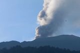 Gunung Marapi kembali erupsi dengan ketinggian abu 900 meter