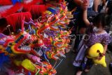 Seorang anak melihat deretan boneka mainan naga saat pembukaan Festival Cap Go Meh di Jalan Diponegoro, Pontianak, Kalimantan Barat, Minggu (18/2/2024).Festival Cap Go Meh 2575 yang digelar pada tahun Naga Kayu selama sepekan ke depan tersebut disemarakkan dengan pentas seni dan budaya Tionghoa setempat serta pasar kuliner khas Pontianak. ANTARA FOTO/Jessica Wuysang/rwa.
						

					

					

					
