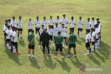 Pelatih Timnas U-16 Nova Arianto (tengah) memberikan instruksi kepada pemain saat pemusatan latihan di Lapangan B, Kompleks Gelora Bung Karno (GBK), Senayan, Jakarta, Senin (19/2/2024). Pemusatan latihan tersebut dipersiapkan untuk mengikuti gelaran Piala AFF U-16 dan kualifikasi Piala Asia U-17. ANTARA FOTO/M Risyal Hidayat/wsj.