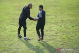 Direktur Teknik PSSI, Indra Sjafri (kanan) menyalami Pelatih Timnas U-16 Nova Arianto (kiri) saat pemusatan latihan Timnas U-16 di Lapangan B, Kompleks Gelora Bung Karno (GBK), Senayan, Jakarta, Senin (19/2/2024). Pemusatan latihan tersebut dipersiapkan untuk mengikuti gelaran Piala AFF U-16 dan kualifikasi Piala Asia U-17. ANTARA FOTO/M Risyal Hidayat/wsj.