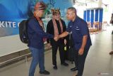 Kepala Biro Antara Babel Joko Susilo saat menyambut kedatangan jajaran Dewas Perum LKBN ANTARA di Bandara Depati Amir, Kota Pangkalpinang Provinsi kepulauan Bangka Belitung pada Rabu (21/2). (Antara/ Rustam)