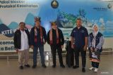 Kepala Biro Antara Babel Joko Susilo saat menyambut kedatangan jajaran Dewas Perum LKBN ANTARA di Bandara Depati Amir, Kota Pangkalpinang Provinsi kepulauan Bangka Belitung pada Rabu (21/2). (Antara/ Rustam)