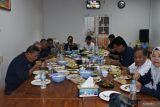 Makan Siang bersama Dewas Perum LKBN Antara dan Karyawan Antara Biro Babel di Rumah Makan Lempah Kuning Muara pada  pada Rabu (21/2). (Antara/ Rustam)