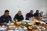 Makan Siang bersama Dewas Perum LKBN Antara dan Karyawan Antara Biro Babel di Rumah Makan Lempah Kuning Muara pada  Rabu (21/2). (Antara/ Rustam)
