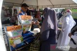 Pengunjung membeli beras premium ukuran 5 kilogram yang dijual perum Bulog saat operasi pasar murah  di Pasar Tani Banda Aceh, Aceh, Rabu (21/2/2024). Pemerintah Aceh bekerjasama dengan sejumlah BUMN dan pedagang   di daerah itu menggelar Pasar Tani  dengan menyediakan bahan pangan harga subsidi dan termasuk alpiji 3 kilogram dalam upaya pemenuhan kebutuhan masyarakat, stabilitas harga  dan pengendalian inflasi daerah. ANTARA FOTO/Ampelsa.