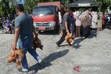 Sejumlah warga antre membeli ayam pedaging saat operasi pasar murah di Pasar Tani Banda Aceh, Aceh, Rabu (21/2/2024). Pemerintah Aceh bekerjasama dengan sejumlah BUMN dan pedagang   di daerah itu menggelar Pasar Tani  dengan menyediakan bahan pangan harga subsidi dan termasuk alpiji 3 kilogram dalam upaya pemenuhan kebutuhan masyarakat, stabilitas harga  dan pengendalian inflasi daerah. ANTARA FOTO/Ampelsa.
