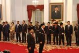 Presiden Jokowi melantik Hadi sebagai menko polhukam dan AHY menjadi menteri ATR
