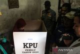 Warga menggunakan hak pilihnya pada Pemungutan Suara Ulang (PSU) Pemilihan Umum 2024 di TPS 13 Desa Kampung Jawa Lama, Kecamatan Banda Sakti, Lhokseumawe, Aceh, Rabu (21/2/2024). Komisi Independen Pemilihan (KIP) Kota Lhokseumawe melakukan pemungutan suara ulang Pemilu 2024 di TPS tersebut karena ditemukan ketidaksesuaian antara jumlah suara yang sah dan tidak sah dengan data absensi pemilih yang hadir. ANTARA/Rahmad
