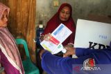 Warga menggunakan hak pilihnya pada Pemungutan Suara Ulang (PSU) Pemilihan Umum 2024 di TPS 13 Desa Kampung Jawa Lama, Kecamatan Banda Sakti, Lhokseumawe, Aceh, Rabu (21/2/2024). Komisi Independen Pemilihan (KIP) Kota Lhokseumawe melakukan pemungutan suara ulang Pemilu 2024 di TPS tersebut karena ditemukan ketidaksesuaian antara jumlah suara yang sah dan tidak sah dengan data absensi pemilih yang hadir. ANTARA/Rahmad
