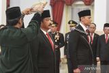 Hadi Tjahjanto (kedua kiri) dan Agus Harimurti Yudhoyono (kanan) mengucapkan sumpah saat dilantik menjadi Menko Polhukam dan Menteri Agraria dan Tata Ruang/Kepala Badan Pertanahan Nasional (ATR/BPN) oleh Presiden Joko Widodo di Istana Negara, Jakarta, Rabu (21/2/2024). Presiden Joko Widodo melantik Hadi Tjahjanto menjadi Menko Polhukam menggantikan Mahfud MD yang mengundurkan diri karena menjadi cawapres pada Pemilu 2024 dan melantik Agus Harimurti Yudhoyono menjadi Menteri ATR/Kepala BPN menggantikan Hadi Tjahjanto pada sisa masa jabatan periode tahun 2019-2024 Kabinet Indonesia Maju. ANTARA FOTO/Hafidz Mubarak A/wsj.