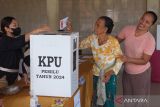Seorang lansia didampingi keluarganya memasukkan surat suara ke dalam kotak pada pemungutan suara ulang (PSU) Pemilu 2024 di TPS 14 Desa Pering, lingkungan Tojan, Kecamatan Blahbatuh, Gianyar, Bali, Rabu (21/2/2024). Pemungutan suara ulang dilakukan di lima TPS di Bali yakni TPS 4 dan TPS 5 Desa Temukus, Buleleng untuk pilpres, TPS 5 dan TPS 6 Desa Pedawa, Buleleng untuk pemilihan DPRD Kabupaten, serta TPS 14 Desa Pering, Gianyar untuk pilpres. ANTARA FOTO/Nyoman Hendra Wibowo/wsj.