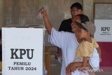Seorang warga memasukkan surat suara ke dalam kotak saat pemungutan suara ulang (PSU) Pemilu 2024 di TPS 14 Desa Pering, lingkungan Tojan, Kecamatan Blahbatuh, Gianyar, Bali, Rabu (21/2/2024). Pemungutan suara ulang dilakukan di lima TPS di Bali yakni TPS 4 dan TPS 5 Desa Temukus, Buleleng untuk pilpres, TPS 5 dan TPS 6 Desa Pedawa, Buleleng untuk pemilihan DPRD Kabupaten, serta TPS 14 Desa Pering, Gianyar untuk pilpres. ANTARA FOTO/Nyoman Hendra Wibowo/wsj.