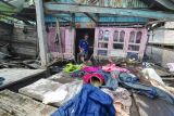 Warga menyelamatkan sejumlah barang miliknya dari dalam rumahnya yang rusak akibat banjir di Desa Pematang Raman, Muaro Jambi, Jambi, Selasa (20/2/2024). Selain menghambat aktivitas warga dan peniadaan kegiatan sekolah secara tatap muka, banjir yang menggenangi ratusan rumah selama delapan minggu di kawasan itu juga mengakibat rumah warga yang umumnya rumah panggung rusak. ANTARA FOTO/Wahdi Septiawan/Spt.