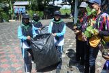Sejumlah siswa MTs Baitul Hikmah Tempurejo menukarkan sampah plastik dengan bibit pohon Jabon (Anthocephalus cadamba Miq) saat peringatan Hari Peduli Sampah Nasional (HPSN) 2024 di tempat pembuangan akhir sampah Pakusari, Jember, Jawa Timur, Rabu (21//2/2024). Kegiatan yang diselenggarakan oleh Dinas Lingkungan Hidup Kabupaten Jember tersebut diikuti ratusan pemulung, relawan dan komunitas peduli sampah dengan menanam bibit pohon Jabon. Antara Jatim/Seno.