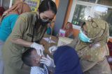 Tenaga kesehatan meneteskan vaksin polio pada seorang anak dalam pelaksanaan Sub Pekan Imunisasi Nasional (PIN) polio tahap kedua di kantor kelurahan Mojolangu, Malang, Jawa Timur, Senin (19/2/2024). Pelaksanaan Sub PIN polio tahap kedua tersebut menyasar 100.380 anak di kota Malang yang sebelumnya sudah menerima imunisasi polio tahap pertama dalam program penuntasan penanganan Kejadian Luar Biasa (KLB) polio di provinsi Jawa Tengah, Jawa Timur dan DI Yogyakarta. Antara Jatim/Ari Bowo Sucipto.