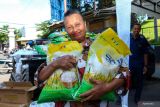 Warga membeli sembako murah yang digelar Bulog di Banyuwangi, Jawa Timur, Rabu (21/2/2024). Bulog Banyuwangi menyediakan 20 hingga 30 ton beras per hari sebagai upaya menekan harga kebutuhan pokok terutama beras yang mengalami kenaikan harga. Antara Jatim/Budi Candra Setya.