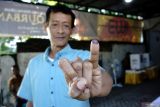 Warga menunjukkan jari kelingking usai menggunakan hak suaranya pada pemungutan suara ulang di Tempat Pemungutan Suara (TPS) 006 Desa Losari, Kecamatan Ploso, Kabupaten Jombang, Jawa Timur, Selasa (20/2/2024). TPS 006 di Ploso, Jombang melakukan pemungutan suara ulang (PSU) Pilpres dan DPD RI Pemilu 2024 karena ditemukan selisi 21 suara pada pemilihan 14 Februari 2024 lalu, selain itu sebanyak 26 TPS di 8 Kabupaten/Kota di Jawa Timur juga menggelar PSU. Antara Jatim/Syaiful Arif.