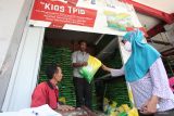 Warga membeli beras murah SPHP di Kios TPID di Pasar Genteng Baru, Surabaya, Jawa Timur, Kamis (22/2/2024). Kios itu menjual beras murah dengan harga jual Rp10.900 per kilogram bagi masyarakat yang membelinya dan Rp10.400 per kilogram bagi pedagang yang membelinya serta menjualnya kembali. Antara Jatim/Didik Suhartono.