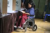 Warga disabilitas mencoblos di bilik suara saat Pemungutan Suara Ulang (PSU) di Tempat Pemungutan Suara (TPS) 4, Sekarpuro, Pakis, Kabupaten Malang, Jawa Timur, Jumat (23/2/2024). Komisi Pemilihan Umum (KPU) setempat  menyelenggarakan Pemungutan Suara Ulang di lima TPS karena ditemukan pelanggaran aturan Pemilu 2024 yakni ada pemilih yang tidak terdaftar menggunakan hak pilih di TPS tersebut. Antara Jatim/Ari Bowo Sucipto.