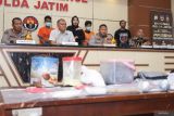 Kapolres Pamekasan AKBP Jazuli Dani Iriawan (kedua kanan) bersama Kabid Humas Polda Jatim Kombes Pol Dirmanto (kiri), dan Dirreskrimum Polda Jatim Kombes Pol Totok Suharyanto (kedua kanan) memberikan keterangan pers saat konferensi pers pengungkapan kasus teror bom pada ketua KPPS di Pamekasan, Madura di Polda Jawa Timur, Surabaya, Jawa Timur, Jumat (23/2/2024). Polisi menagkap tiga tersangka dalam kasus dugaan pengerusakan dengan menggunakan bahan peledak pada 19 Februari 2024 terhadap korban berinisial K Ketua KPPS di Dusun Timur, Kecamatan Pamekasan, Kabupaten Pamekasan, Madura, serta mengamankan barang bukti sejumlah bahan dan alat peledak berjenis mercon atau bom ikan (bondet). Antara Jatim/Rizal Hanafi.