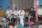 Presiden Jokowi saksikan penyerahan bantuan beras di Bitung