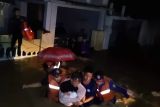 Damkar Bandarlampung mengevakuasi bayi 3 bulan dari jebakan banjir