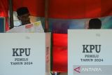 Warga mencoblos surat suara  saat Pemungutan Suara Ulang (PSU) Pemilu 2024 di  TPS 01, Desa Teubaluy, kecamatan, Darul Kamal, kabupaten Aceh Besar, Aceh, Sabtu (24/2/2024). Komisi Independen Pemilihan (KIP) provinsi Aceh menggelar  Pemungutan Suara Ulang (PSU) pada 16 TPS  di sembilan kabupaten/kota  di provinsi Aceh karena terjadinya pelanggaran aturan pemilu 2024.  ANTARA FOTO/Ampelsa.