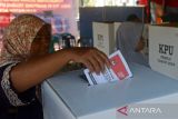 Warga memasukan surat suara saat Pemungutan Suara Ulang (PSU) Pemilu 2024 di  TPS 01, Desa Teubaluy, kecamatan, Darul Kamal, kabupaten Aceh Besar, Aceh, Sabtu (24/2/2024). Komisi Independen Pemilihan (KIP) provinsi Aceh menggelar  Pemungutan Suara Ulang (PSU) pada 16 TPS  di sembilan kabupaten/kota  di provinsi Aceh karena terjadinya pelanggaran aturan pemilu 2024.  ANTARA FOTO/Ampelsa.