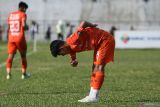 Pesepak bola Persiraja Banda Aceh Al Muzanni selebrasi usai mencetak gol ke gawang PSBS Biak dalam pertandingan Pegadaian Liga 2 di Stadion Kota Langsa, Langsa, Aceh, Minggu (25/2/2024). Persiraja Banda Aceh ditahan imbang dengan skor 1-1 saat melawan PSBS Biak dalam pertandingan semi final lanjutan Pegadaian Liga 2 Indonesia 2023. ANTARA/Khalis Surry