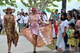 Model memperagakan busana ecoprint saat kegiatan Eco Market di kawasan pariwisata The Nusa Dua, Badung, Bali, Minggu (25/2/2024). Eco Market tersebutâ  menampilkan berbagai produk UMKM dan kegiatan kerajinan yang ramah lingkungan guna mendorong sektor usaha dan pariwisata yang berkelanjutan. ANTARA FOTO/Fikri Yusuf/wsj.