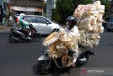 Warga membawa pernak-pernik untuk perlengkapan sesajen menggunakan sepeda motor jelang Hari Raya Galungan di Pasar Desa Adat Kapal, Badung, Bali, Minggu (25/2/2024). Menjelang perayaan Hari Raya Galungan yang dilaksanakan pada Rabu (28/2/2024), warga Bali mulai membeli pernak-pernik untuk perlengkapan sesajen dengan harga Rp20 ribu - Rp500 ribu per unit. ANTARA FOTO/Nyoman Hendra Wibowo/wsj.