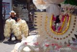 Pedagang membawa pernak-pernik untuk perlengkapan sesajen saat persiapan menyambut Hari Raya Galungan di Pasar Desa Adat Kapal, Badung, Bali, Minggu (25/2/2024). Menjelang perayaan Hari Raya Galungan yang dilaksanakan pada Rabu (28/2/2024), warga Bali mulai membeli pernak-pernik untuk perlengkapan sesajen dengan harga Rp20 ribu - Rp500 ribu per unit. ANTARA FOTO/Nyoman Hendra Wibowo/wsj.
